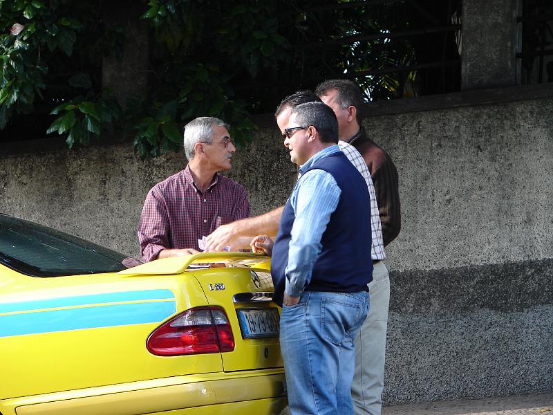 16_11_05 045.jpg - Taxifahrer beim Spielen.